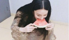 网红吃瓜视频允恩穿搭,吃瓜视频中的时尚潮流